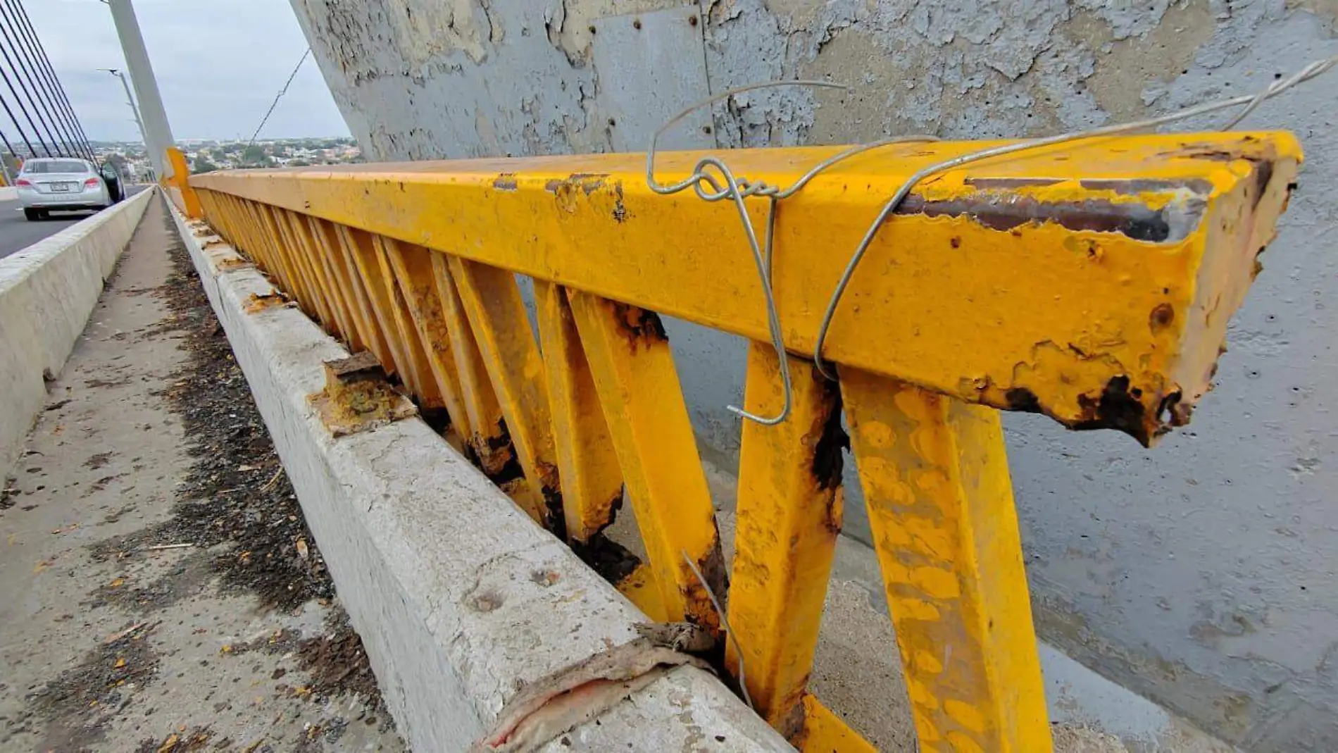 Se cae barandal en puente Tampico